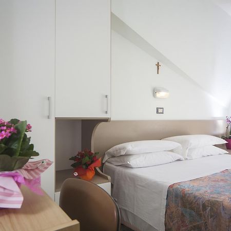 Hotel Latini Rimini Exteriör bild