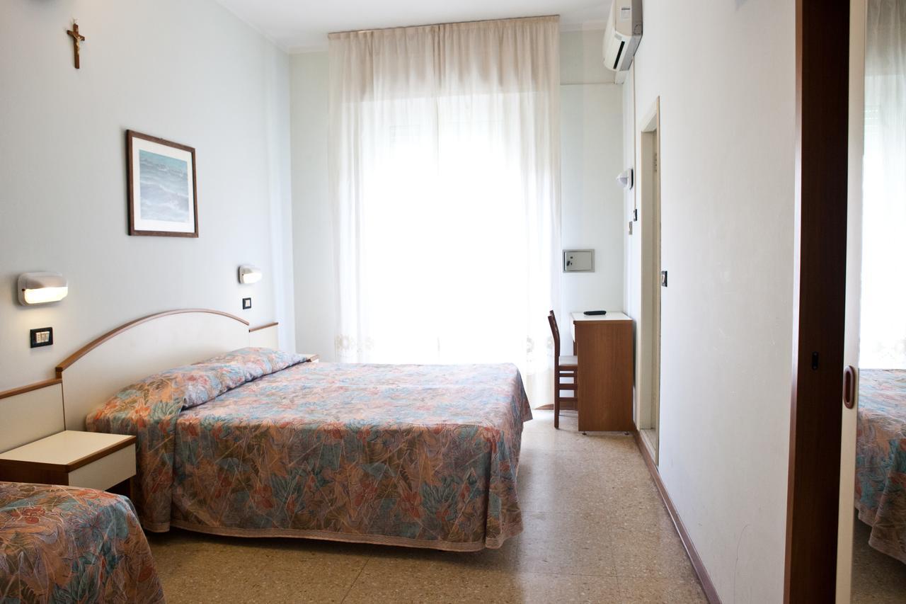 Hotel Latini Rimini Exteriör bild