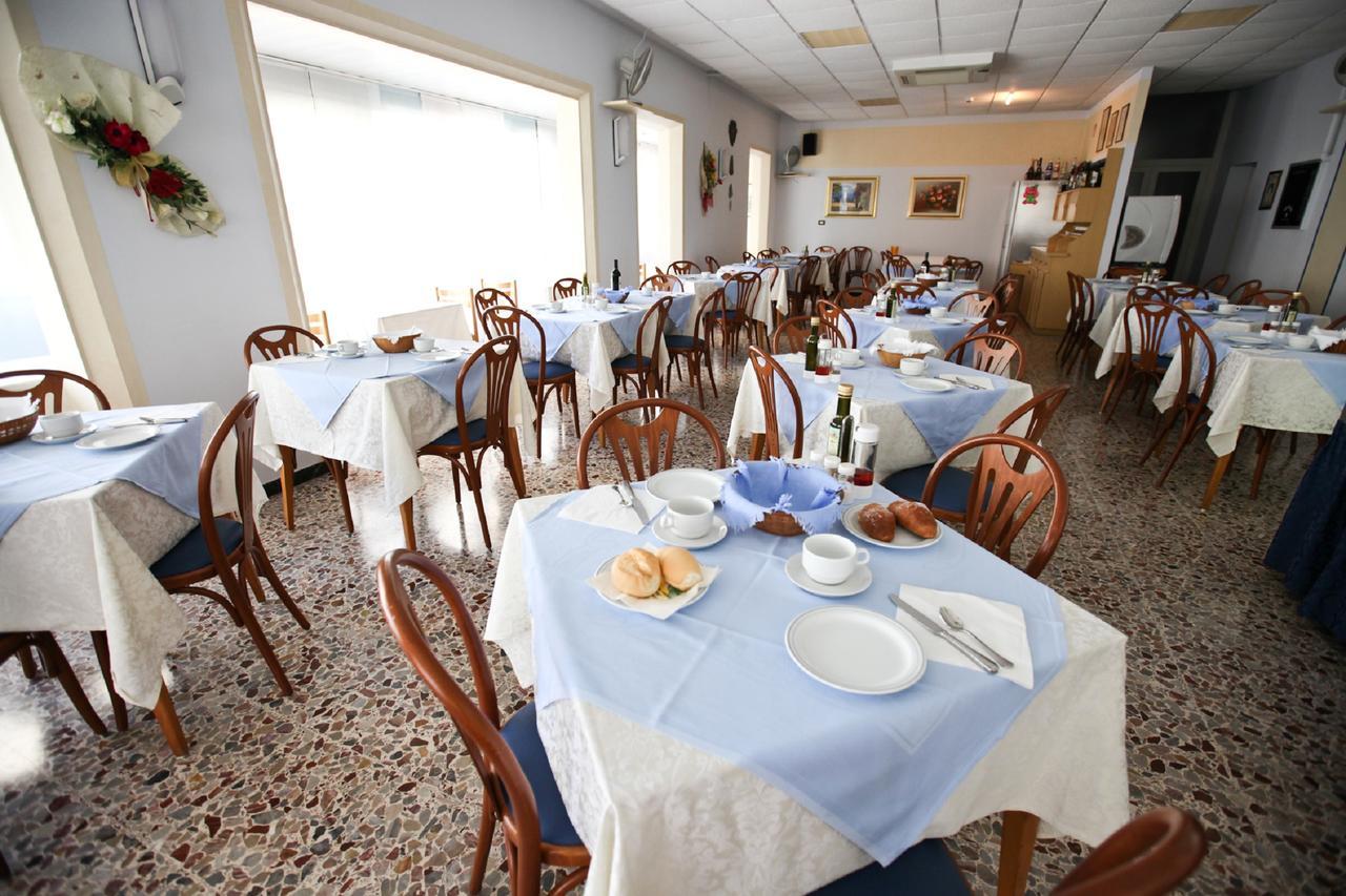 Hotel Latini Rimini Exteriör bild