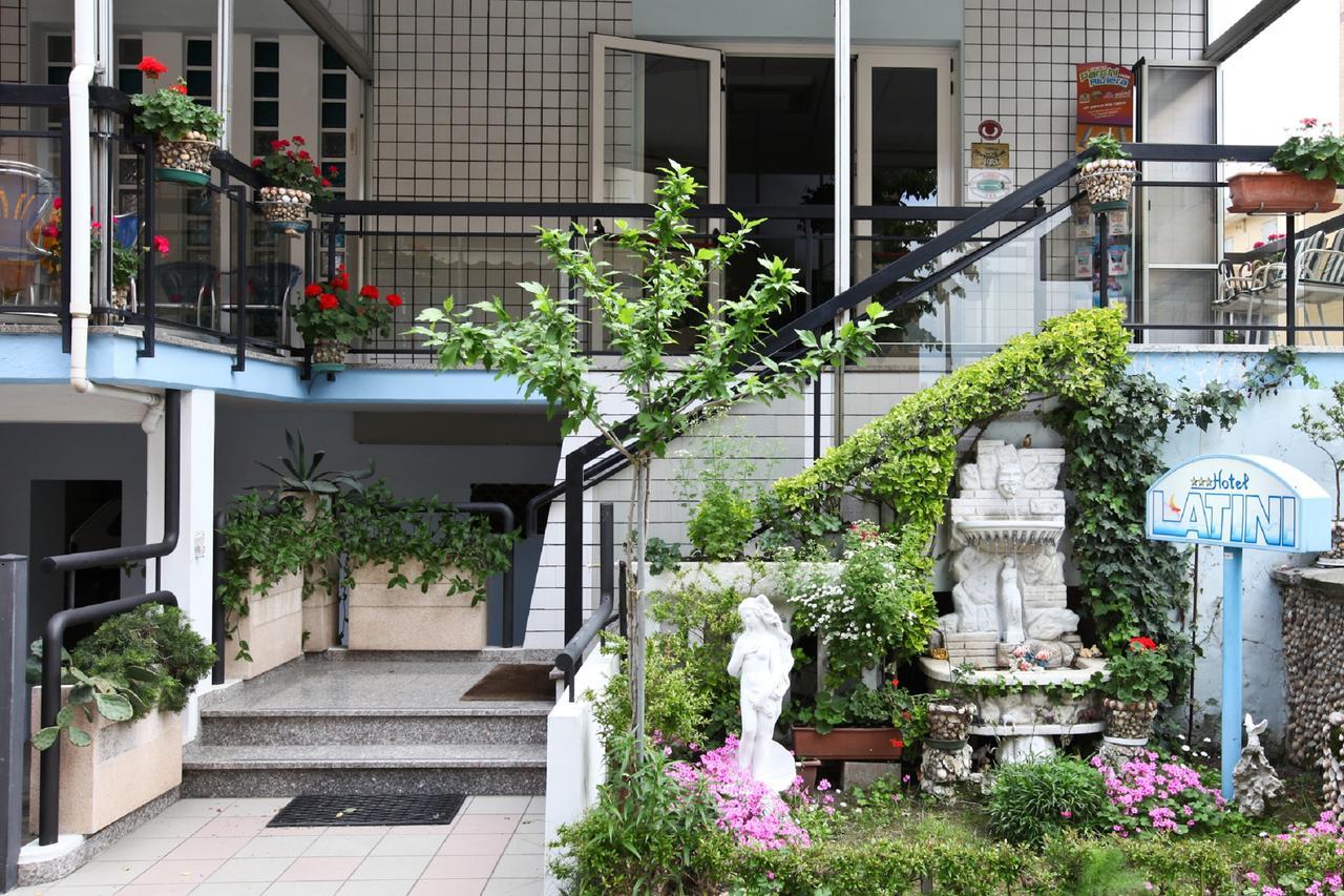 Hotel Latini Rimini Exteriör bild
