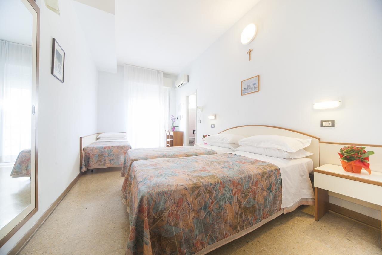 Hotel Latini Rimini Exteriör bild