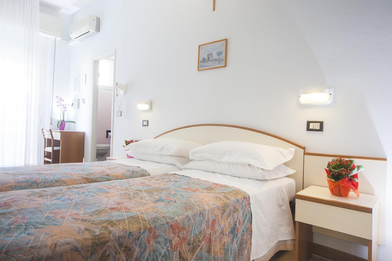 Hotel Latini Rimini Exteriör bild