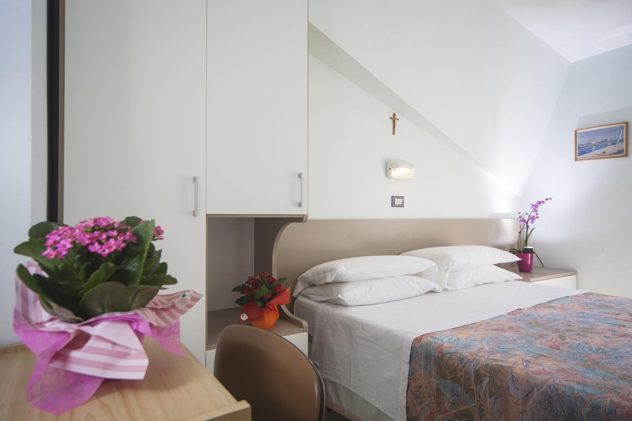 Hotel Latini Rimini Exteriör bild