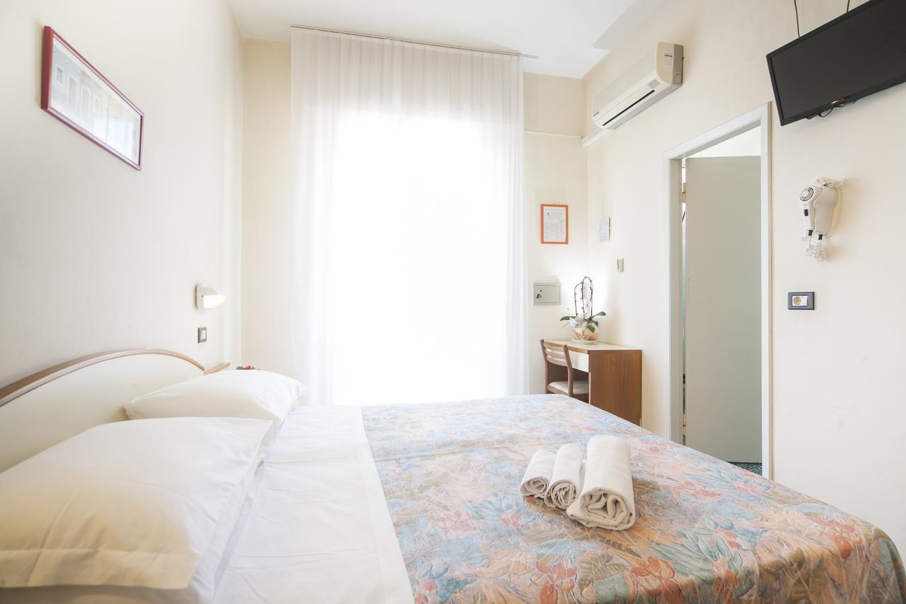 Hotel Latini Rimini Exteriör bild
