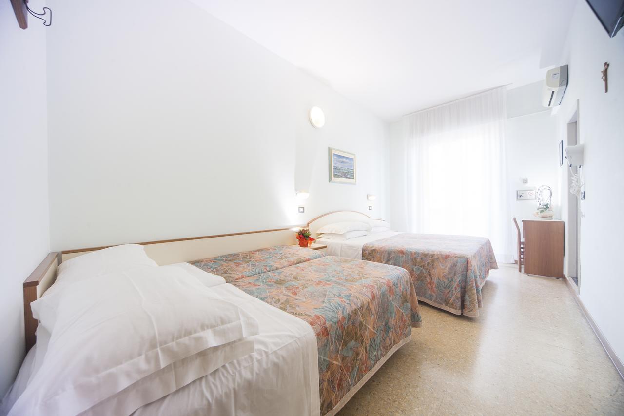 Hotel Latini Rimini Exteriör bild