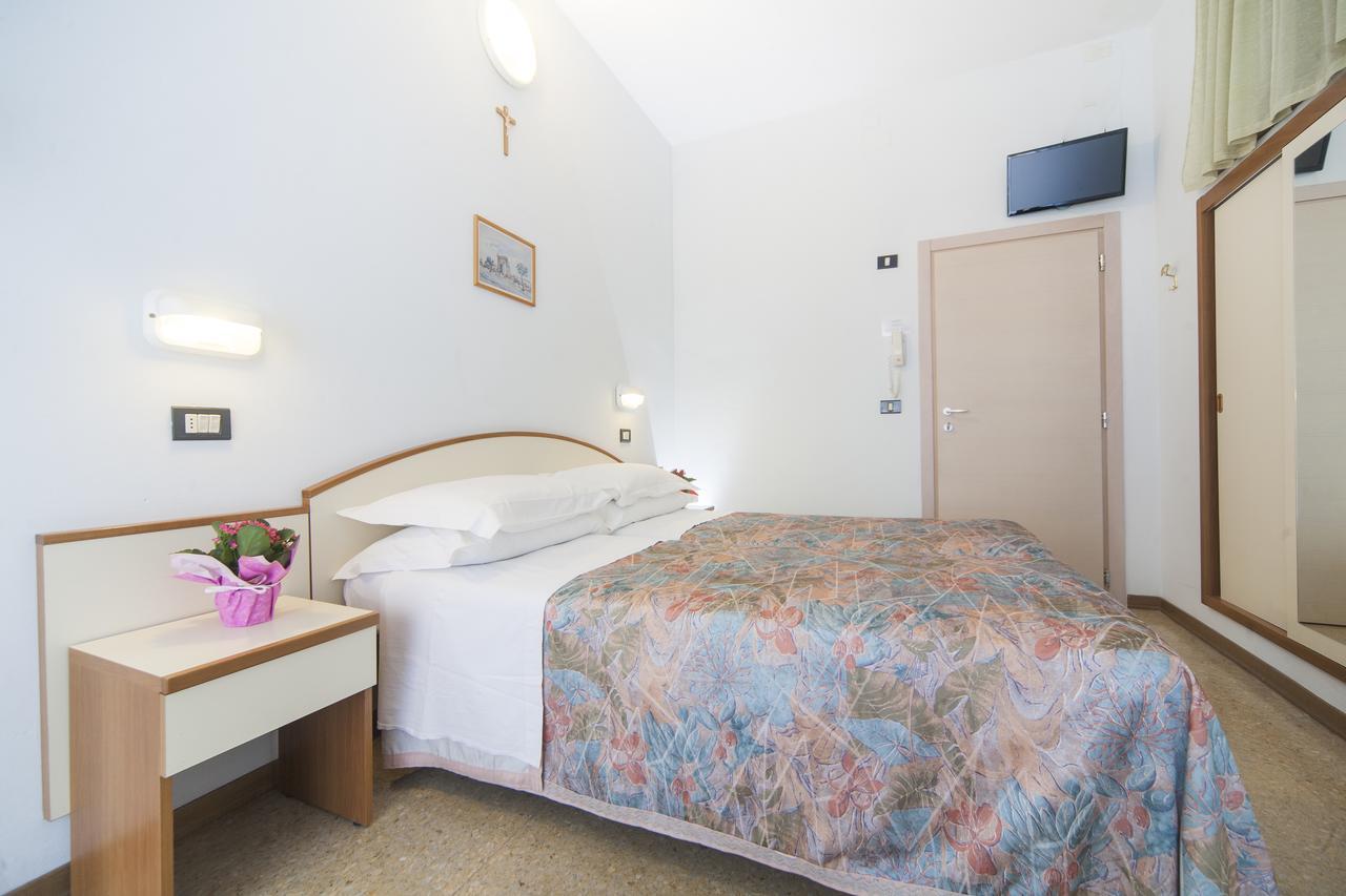 Hotel Latini Rimini Exteriör bild